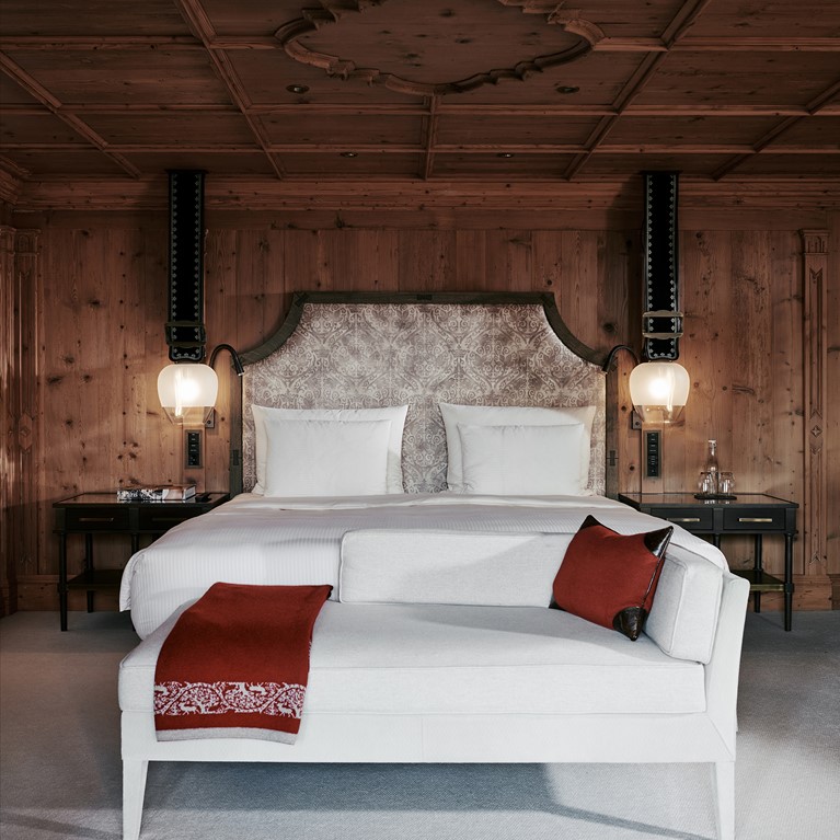 TheAlpinaGstaad_Rooms&Suites_0032_1920.jpg