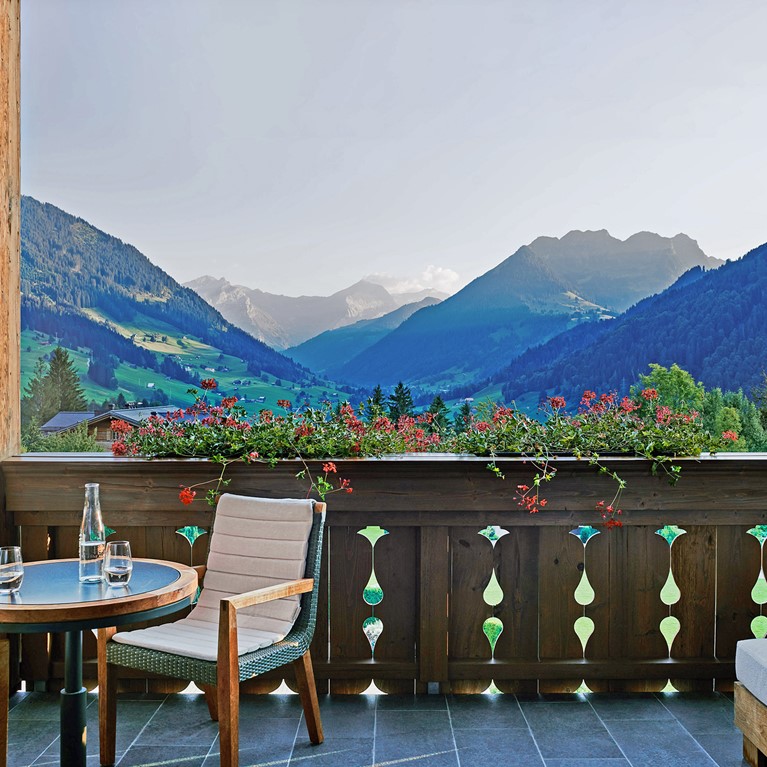 TheAlpinaGstaad_Rooms&Suites_0177_1920.jpg