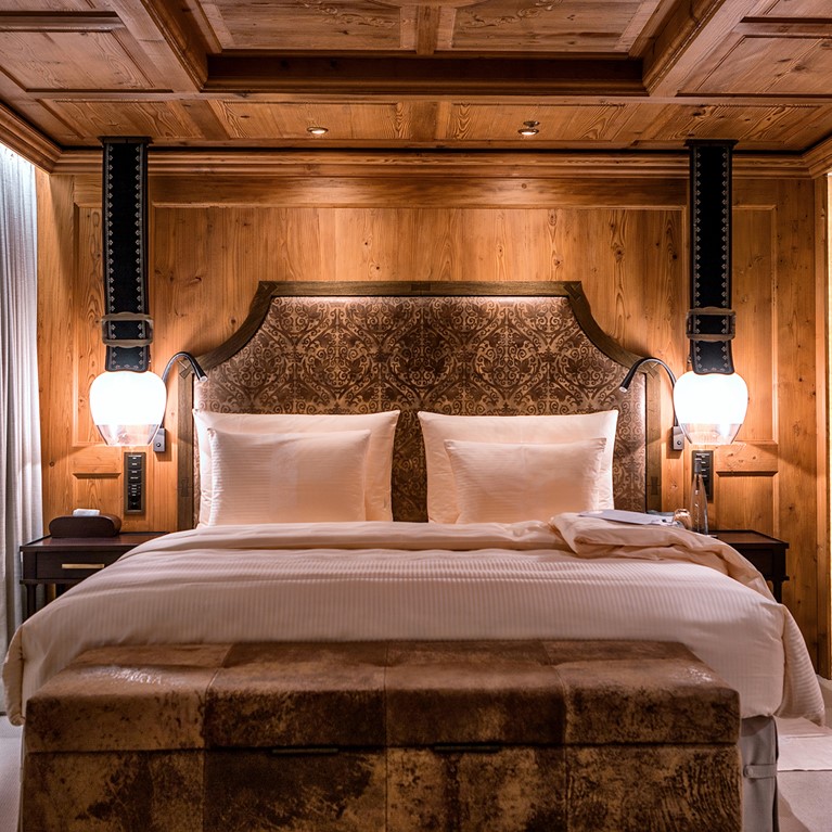 TheAlpinaGstaad_Rooms&Suites_0297_1920.jpg