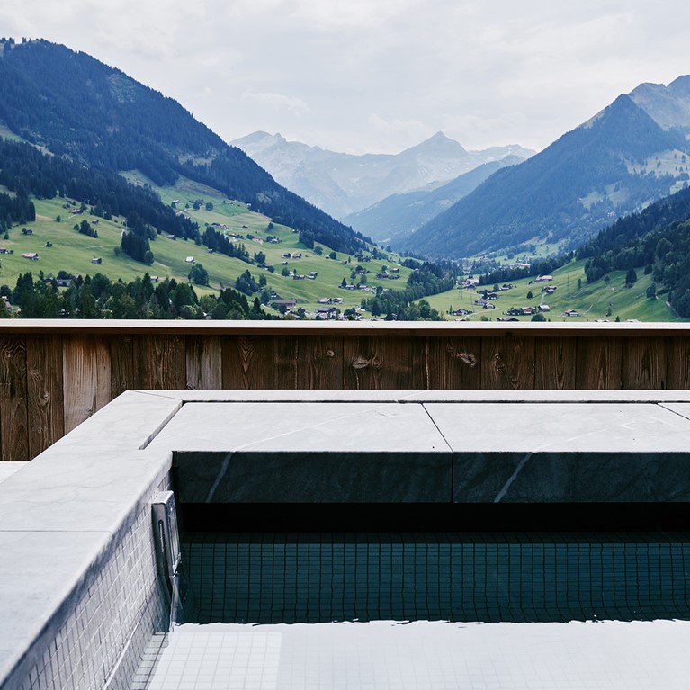 TheAlpinaGstaad_Rooms&Suites_0028_1920.jpg