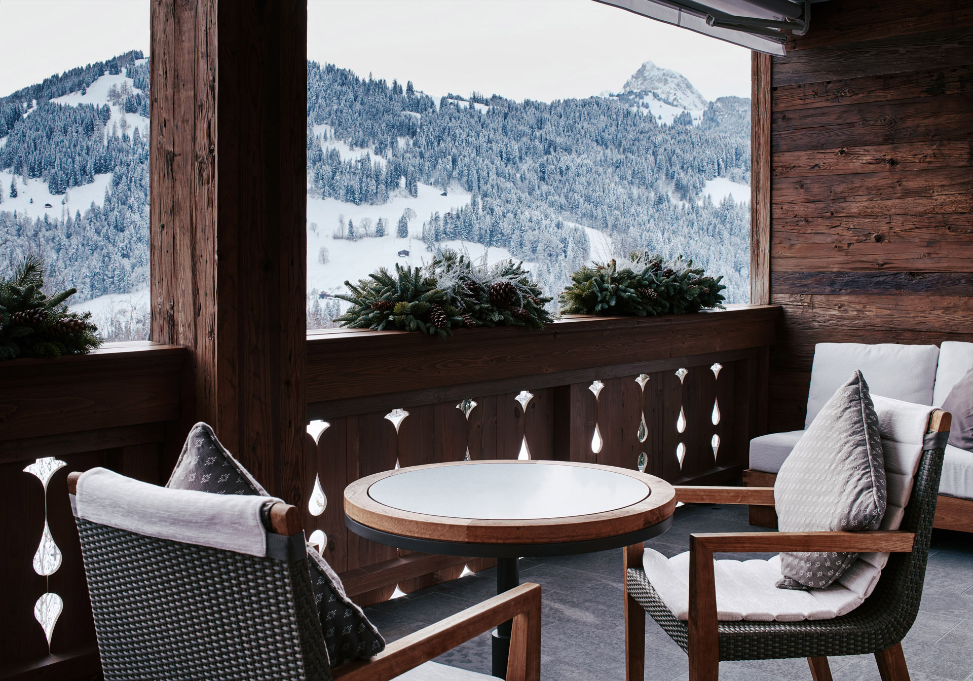 TheAlpinaGstaad_Rooms&Suites_0182_web.jpg